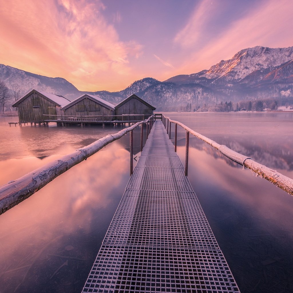 Обои вода, озеро, горы, зима, мост, домики, water, lake, mountains, winter, bridge, houses разрешение 2047x1301 Загрузить