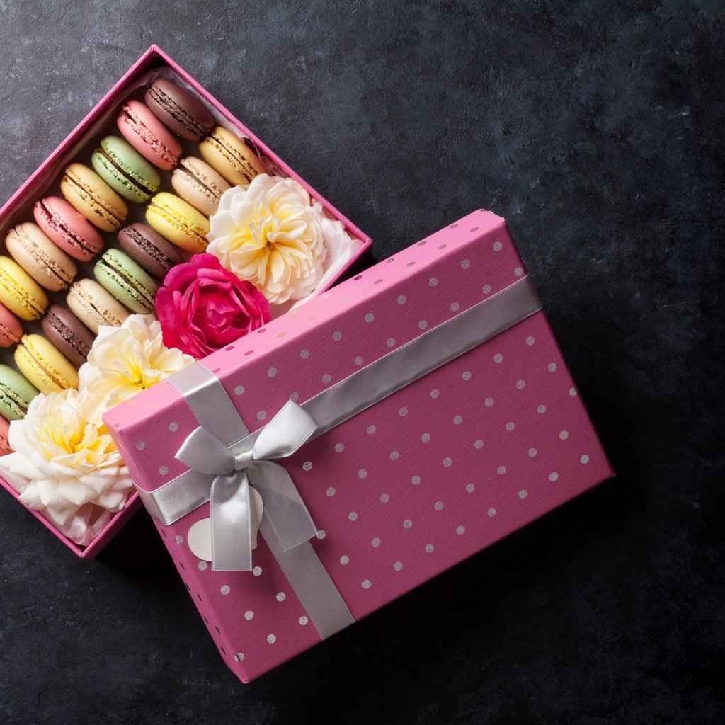 Обои цветы, коробка, печенье, декор, макаруны, flowers, box, cookies, decor, macaroon разрешение 5616x3744 Загрузить