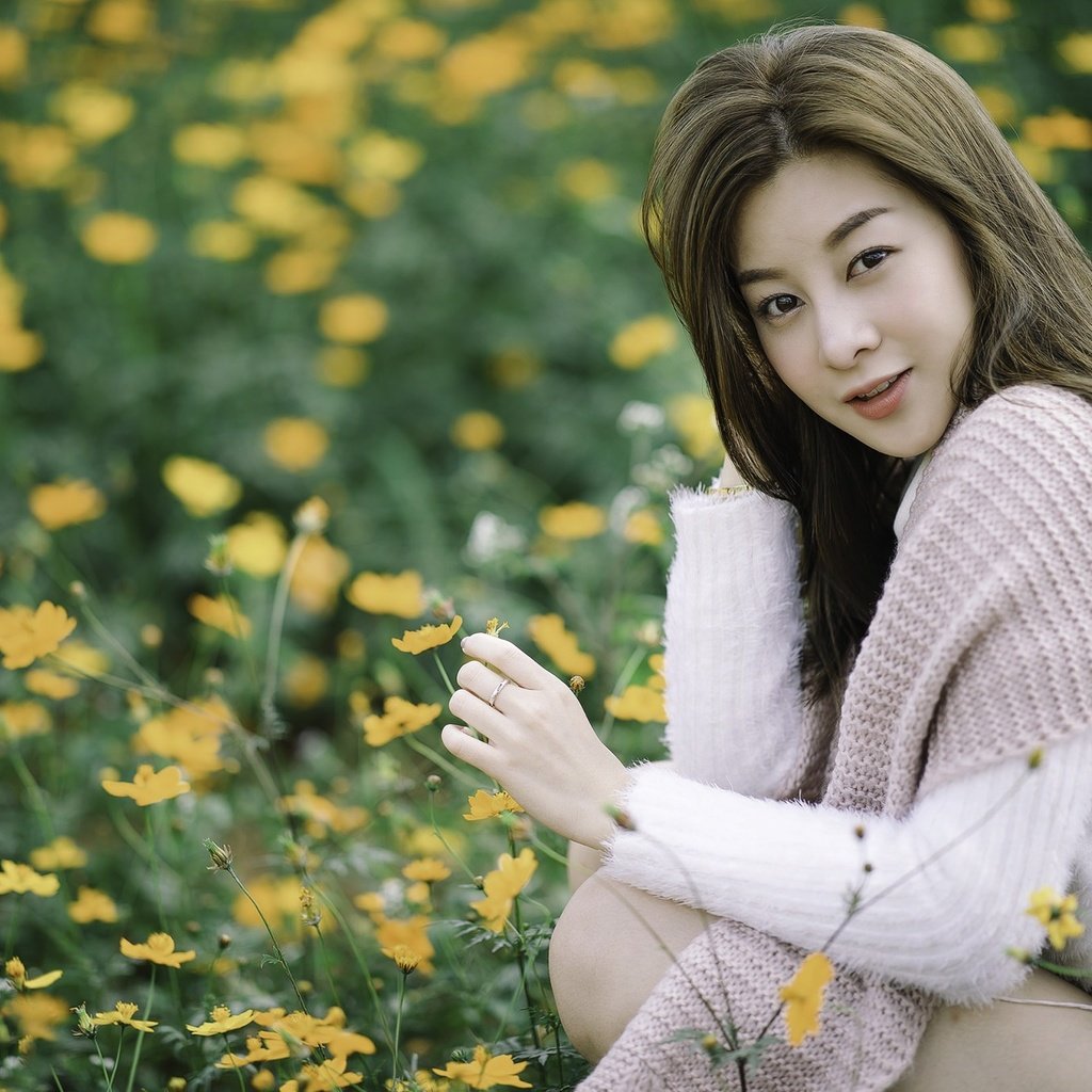 Обои цветы, девушка, взгляд, луг, волосы, азиатка, flowers, girl, look, meadow, hair, asian разрешение 2048x1366 Загрузить