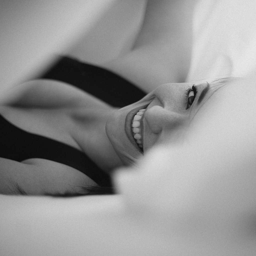 Обои девушка, улыбка, взгляд, чёрно-белое, girl, smile, look, black and white разрешение 2048x1365 Загрузить