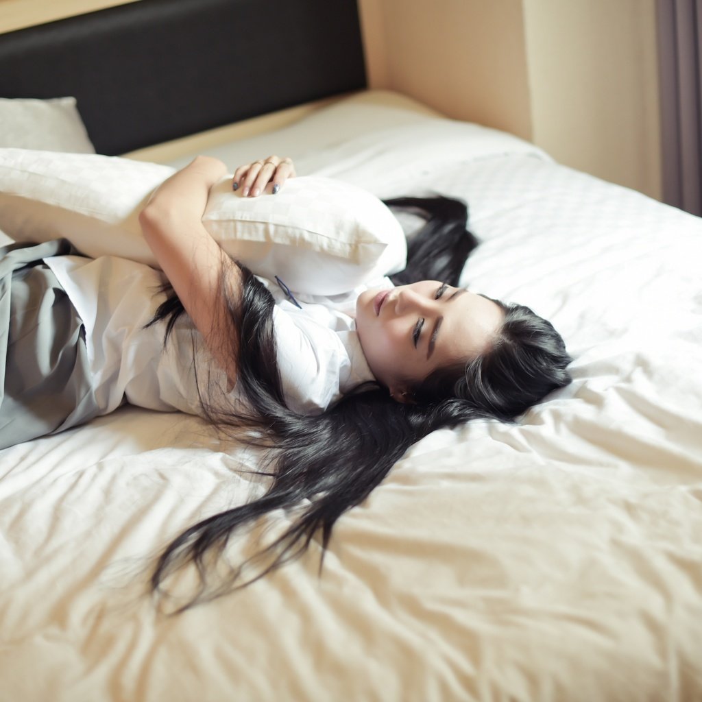Девушка с длинными волосами в постели