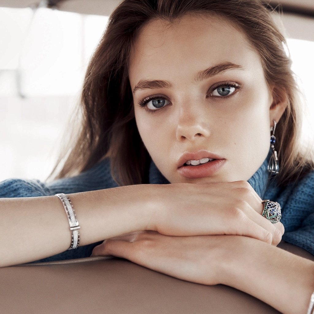 Обои девушка, взгляд, модель, губы, лицо, руки, в машине, kristine froseth, кристин фросет, christine proset, girl, look, model, lips, face, hands, in the car разрешение 2130x1556 Загрузить