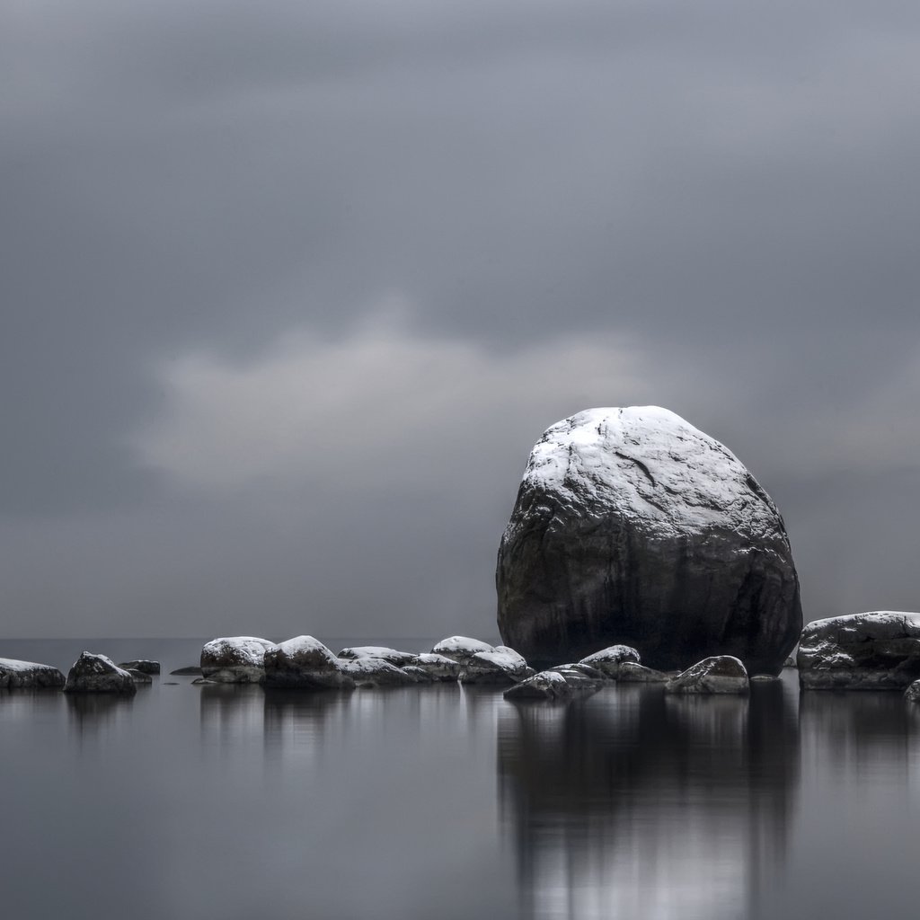 Обои камни, отражение, фон, море, чёрно-белое, stones, reflection, background, sea, black and white разрешение 2560x1600 Загрузить