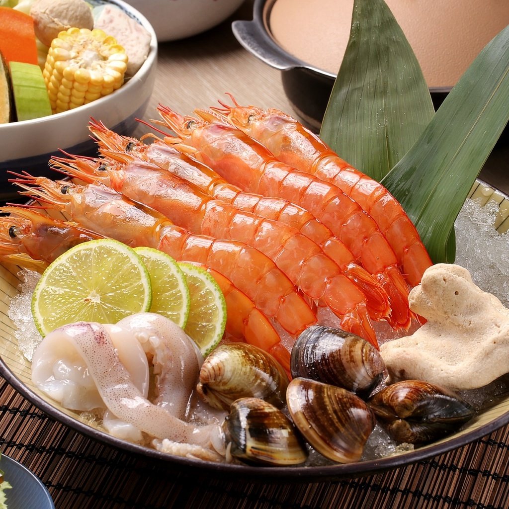 Обои лимон, овощи, морепродукты, креветки, кальмары, моллюски, lemon, vegetables, seafood, shrimp, squid, shellfish разрешение 2400x1601 Загрузить