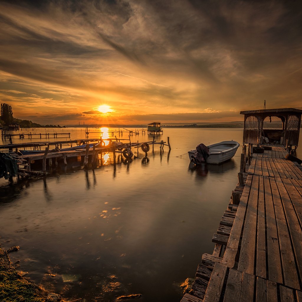 Обои небо, облака, закат, пейзаж, море, причал, лодка, the sky, clouds, sunset, landscape, sea, pier, boat разрешение 1920x1281 Загрузить