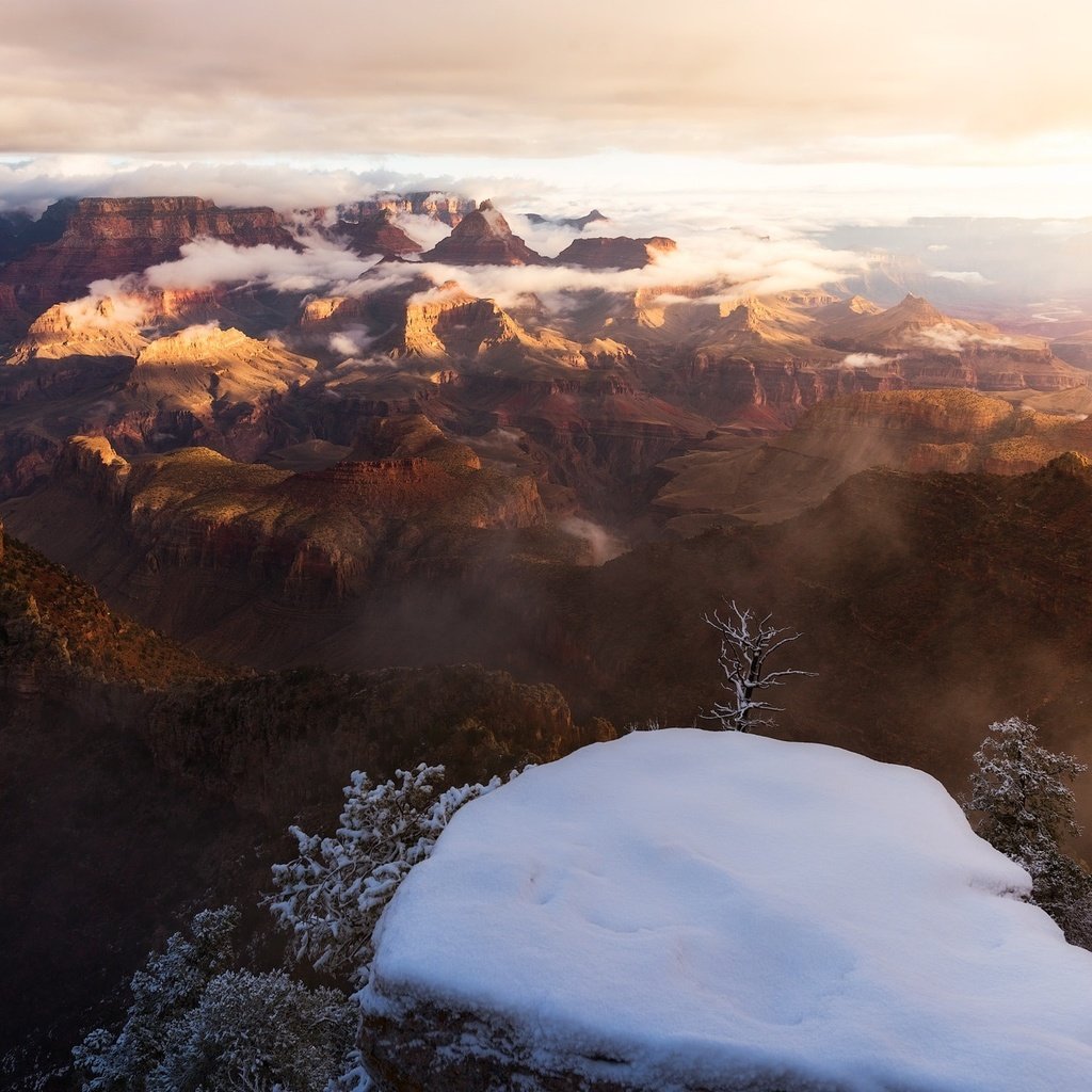 Обои небо, свет, облака, снег, зима, туман, каньон, the sky, light, clouds, snow, winter, fog, canyon разрешение 2048x1367 Загрузить