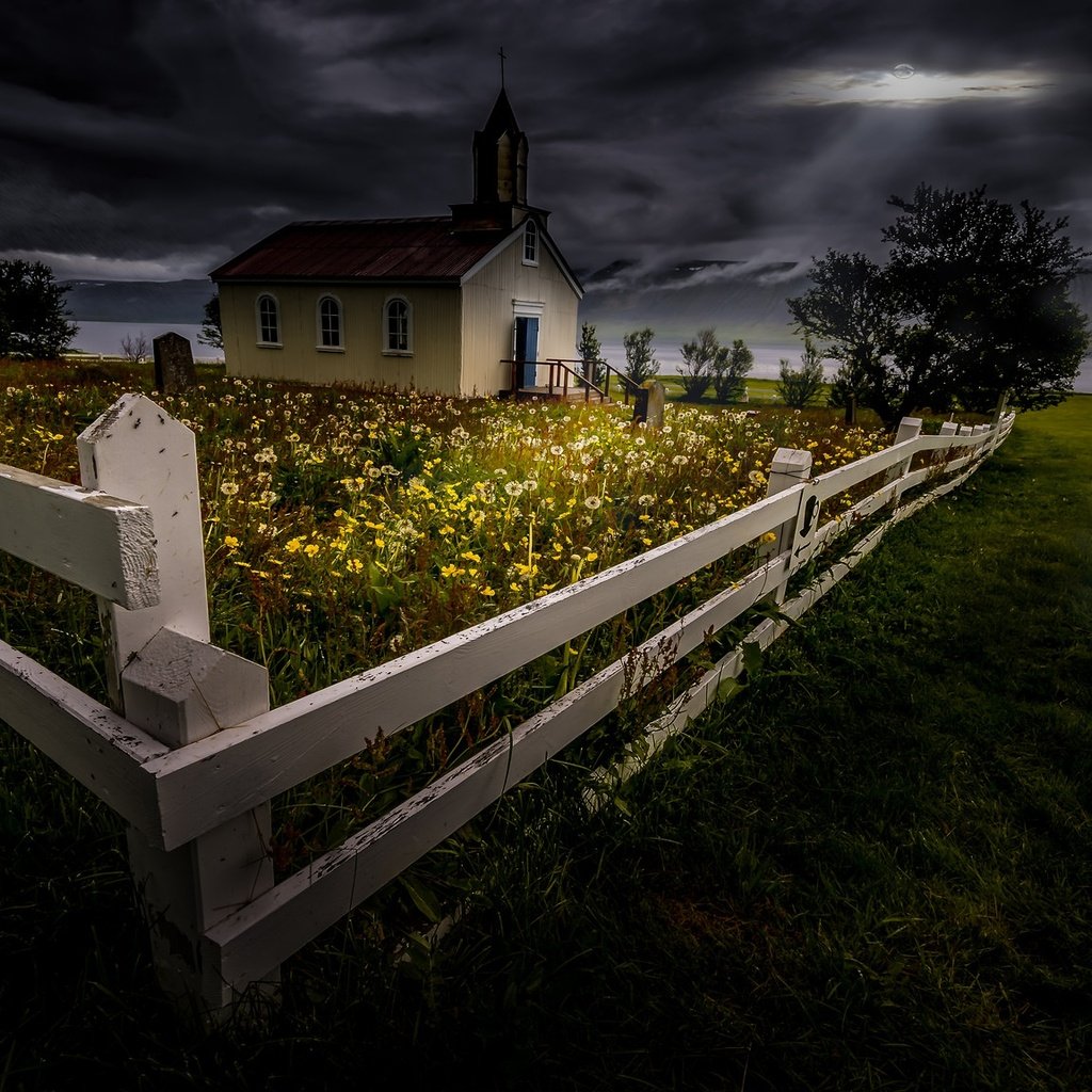 Обои ночь, забор, церковь, night, the fence, church разрешение 2048x1152 Загрузить