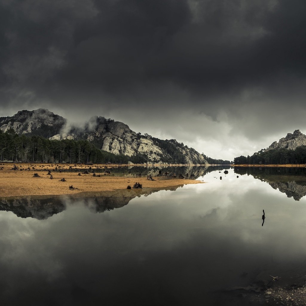 Обои облака, деревья, озеро, горы, берег, отражение, холм, clouds, trees, lake, mountains, shore, reflection, hill разрешение 2560x1594 Загрузить