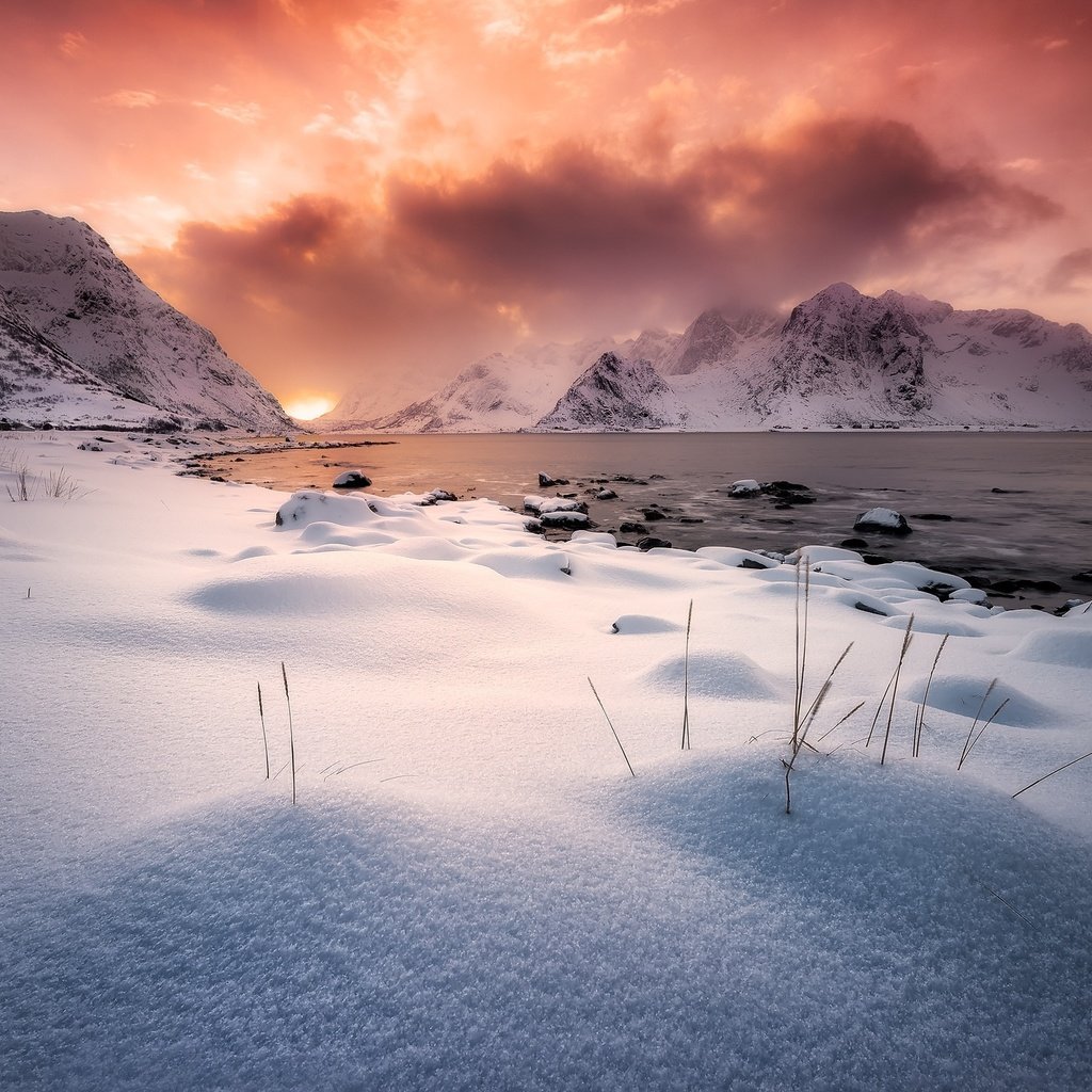 Обои облака, вечер, горы, снег, зима, север, clouds, the evening, mountains, snow, winter, north разрешение 2477x1440 Загрузить