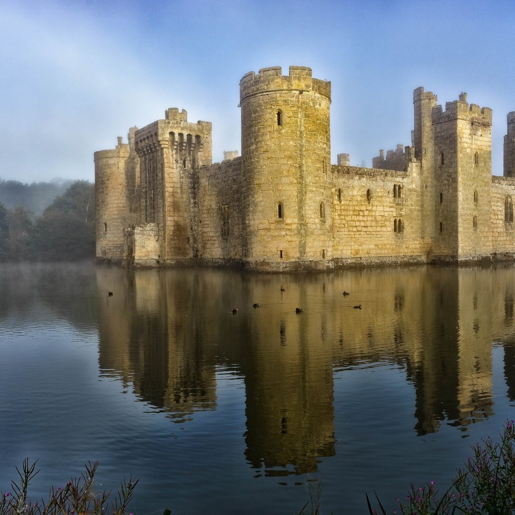 Обои отражение, туман, замок, англия, башни, замок бодиам, старинный, reflection, fog, castle, england, tower, bodiam castle, vintage разрешение 2048x1365 Загрузить