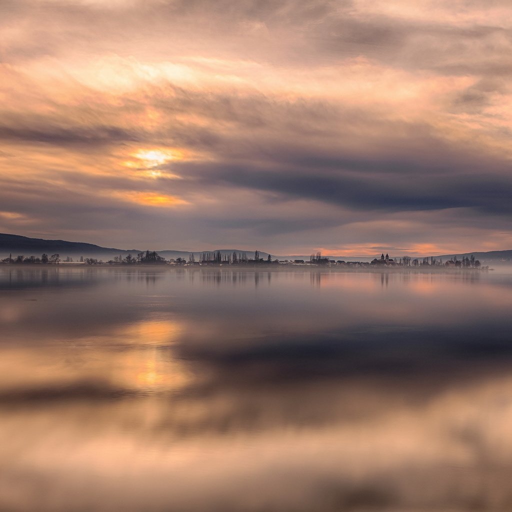 Обои небо, озеро, горы, тучи, горизонт, тишина, the sky, lake, mountains, clouds, horizon, silence разрешение 1920x1200 Загрузить