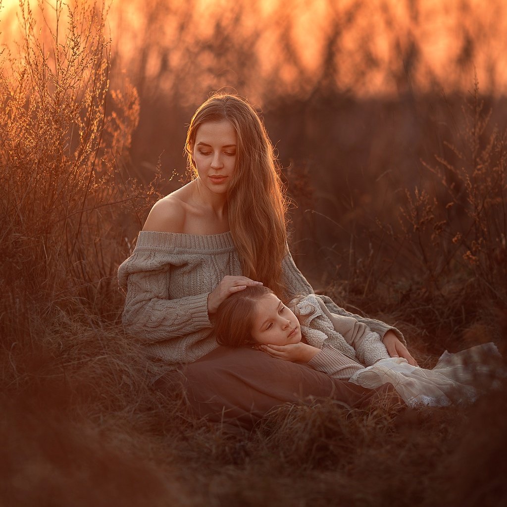 Обои трава, закат, мама, дочка, grass, sunset, mom, daughter разрешение 2593x1729 Загрузить