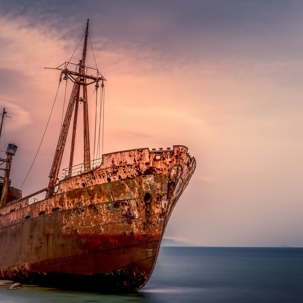 Обои небо, берег, закат, море, корабль, заброшеный, the sky, shore, sunset, sea, ship, abandoned разрешение 2560x1526 Загрузить