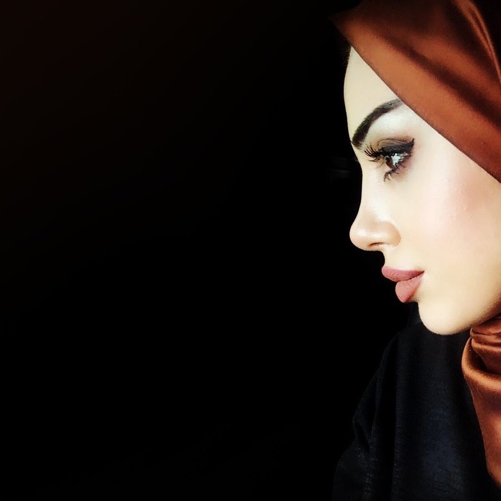 Обои девушка, хиджаб, портрет, мусульманка, взгляд, модель, профиль, черный фон, лицо, чадра, girl, hijab, portrait, muslim, look, model, profile, black background, face, the veil разрешение 2130x1200 Загрузить
