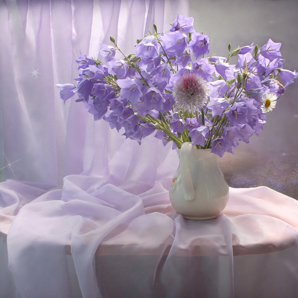 Обои цветы, ваза, колокольчики, кувшин, столик, натюрморт, занавеска, flowers, vase, bells, pitcher, table, still life, curtain разрешение 2465x2054 Загрузить