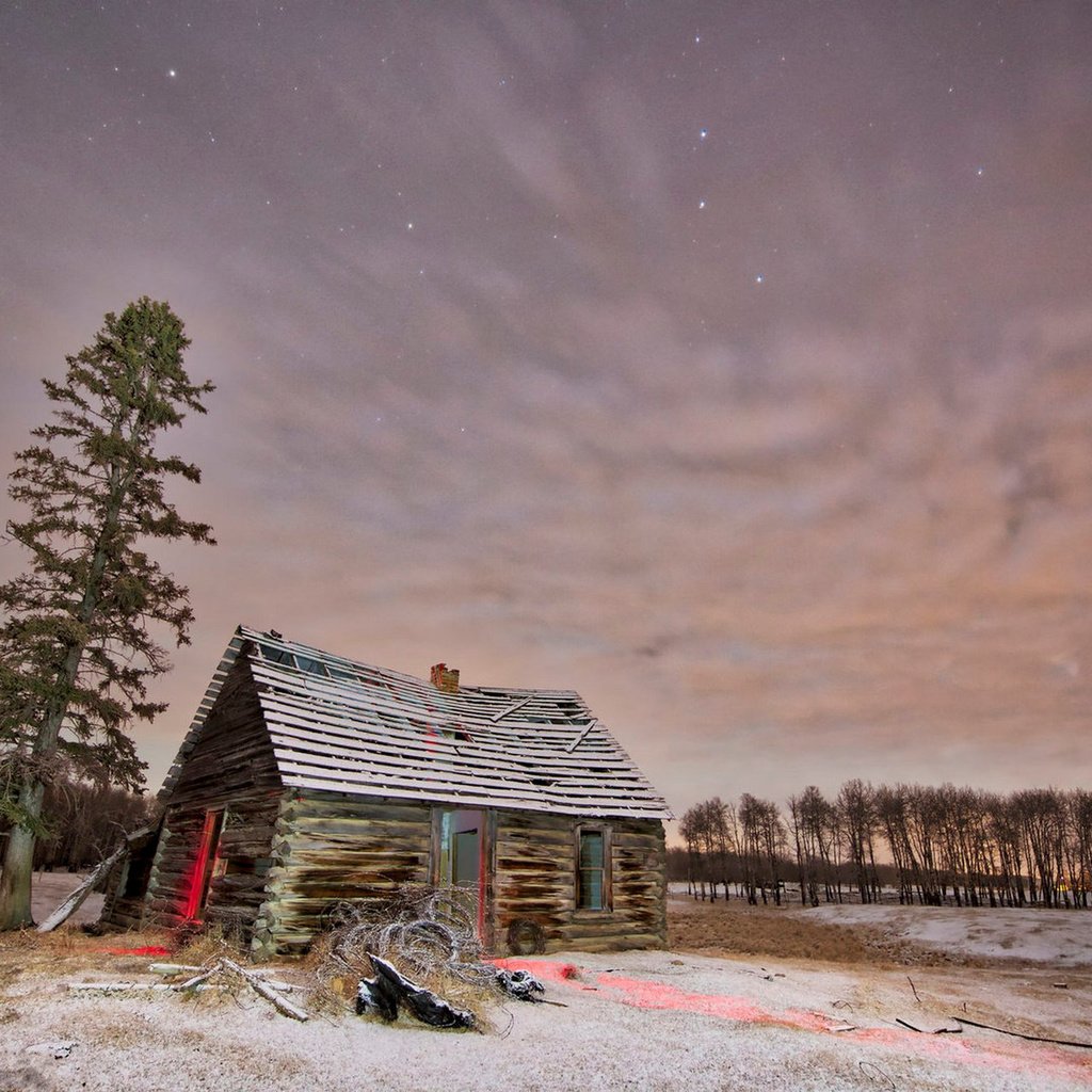 Обои небо, деревья, снег, дерево, зима, звезды, рассвет, хижина, the sky, trees, snow, tree, winter, stars, dawn, hut разрешение 1920x1279 Загрузить