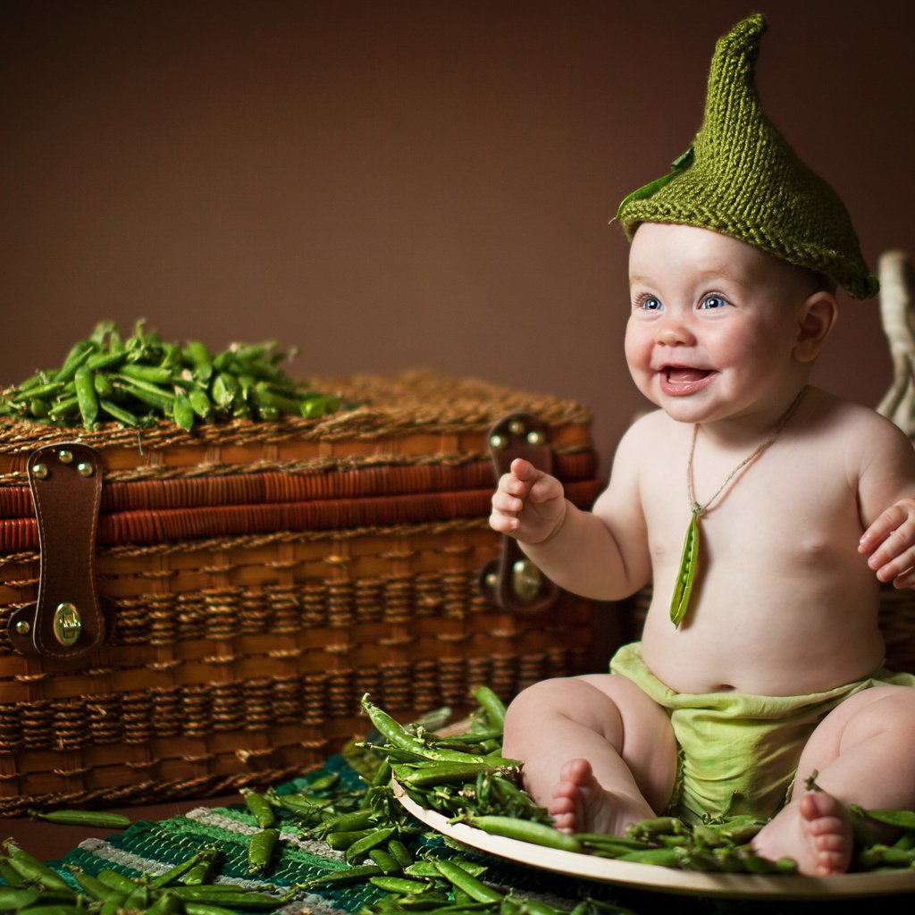 Обои ребенок, малыш, горох, блюдо, стручки, короб, колпачок, child, baby, peas, dish, pods, box, cap разрешение 4224x3030 Загрузить