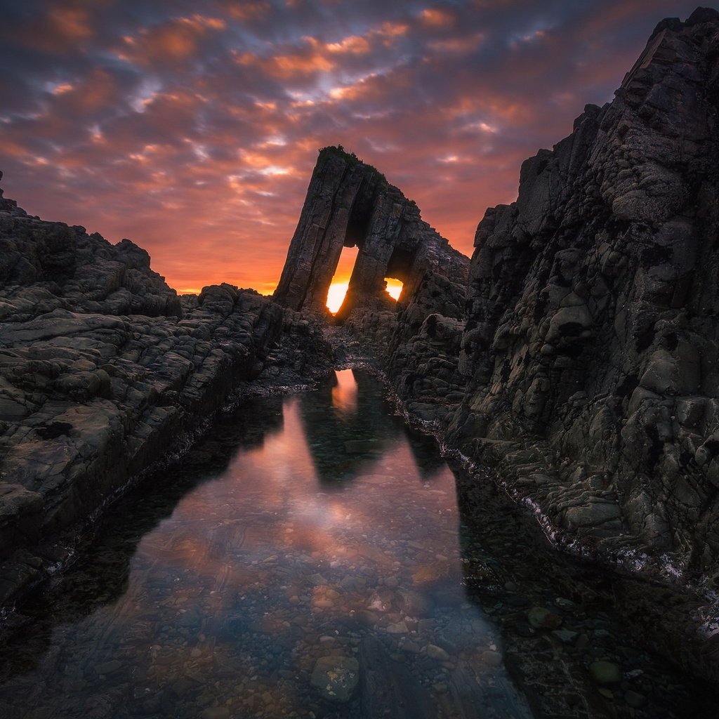 Обои свет, облака, скалы, камни, закат, море, океан, light, clouds, rocks, stones, sunset, sea, the ocean разрешение 2048x1152 Загрузить