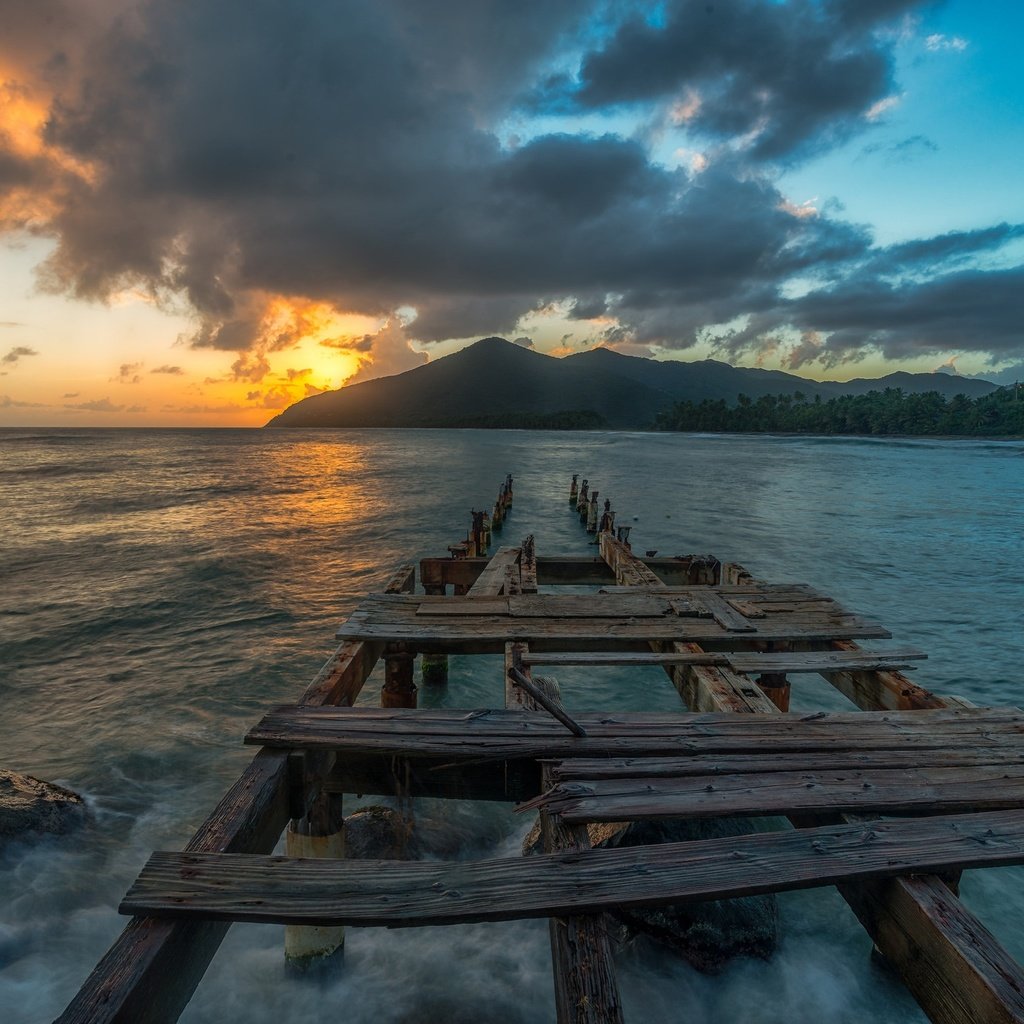 Обои небо, облака, скалы, волны, закат, горизонт, причал, the sky, clouds, rocks, wave, sunset, horizon, pier разрешение 2048x1367 Загрузить