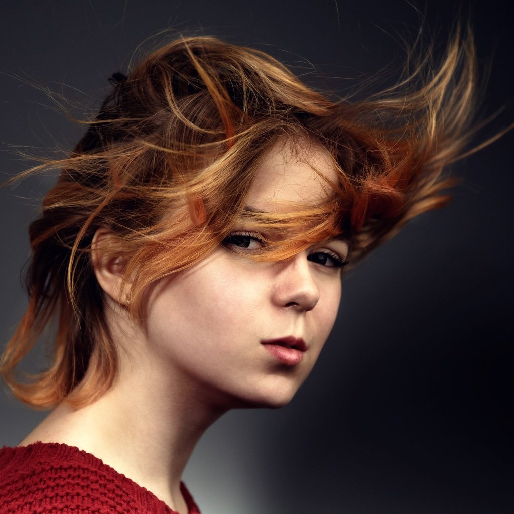 Обои девушка, взгляд, волосы, лицо, ветер, sasha dergachyova, girl, look, hair, face, the wind разрешение 2560x1707 Загрузить