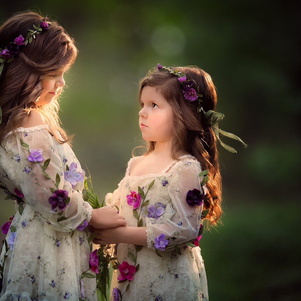 Обои цветы, настроение, фон, дети, волосы, лицо, девочки, венки, flowers, mood, background, children, hair, face, girls, wreaths разрешение 2048x1354 Загрузить