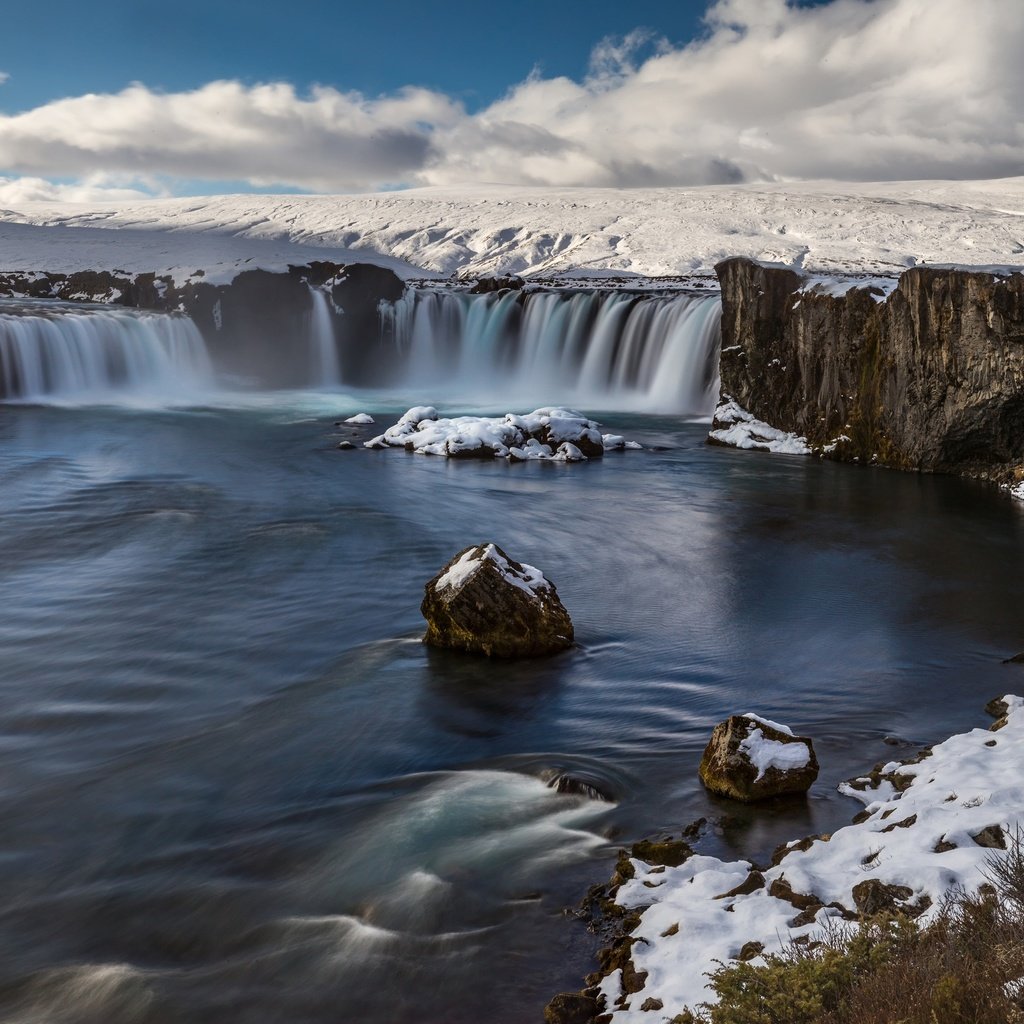 Обои облака, река, скалы, снег, камни, водопад, clouds, river, rocks, snow, stones, waterfall разрешение 2500x1555 Загрузить