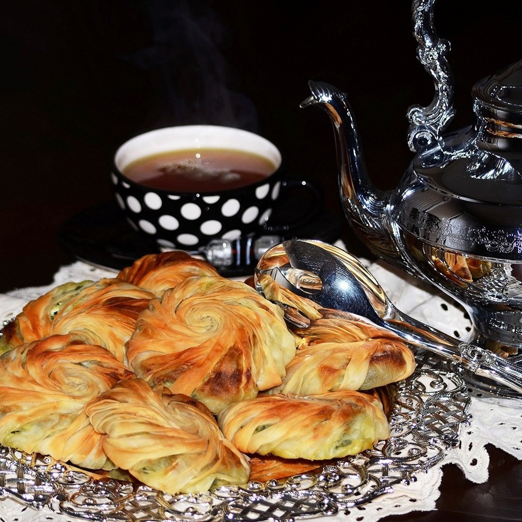 Обои черный фон, чашка, чай, салфетка, чайник, выпечка, пирожки, black background, cup, tea, napkin, kettle, cakes разрешение 1920x1200 Загрузить