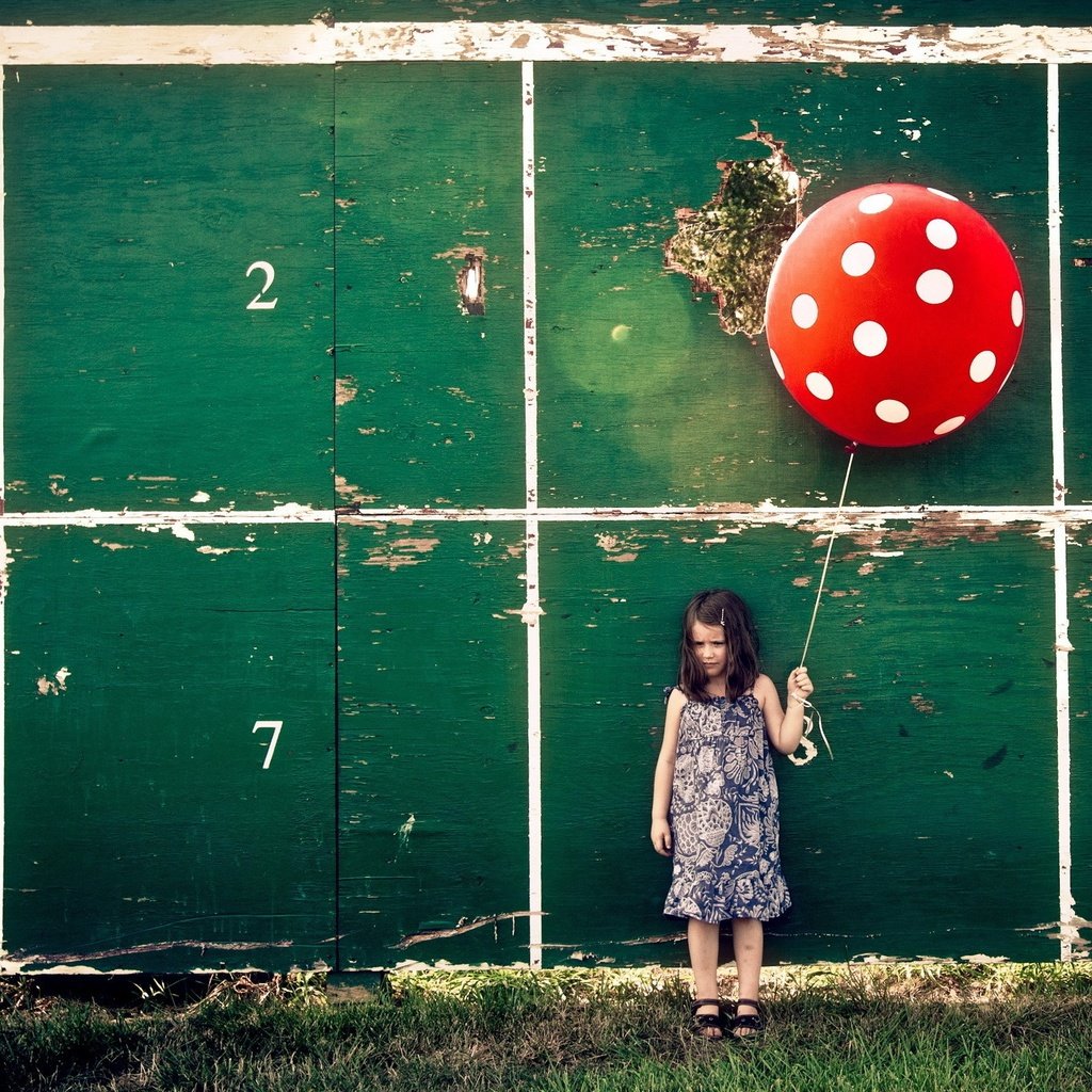 Обои фон, стена, дети, девочка, шар, воздушный шарик, background, wall, children, girl, ball, a balloon разрешение 2560x1600 Загрузить