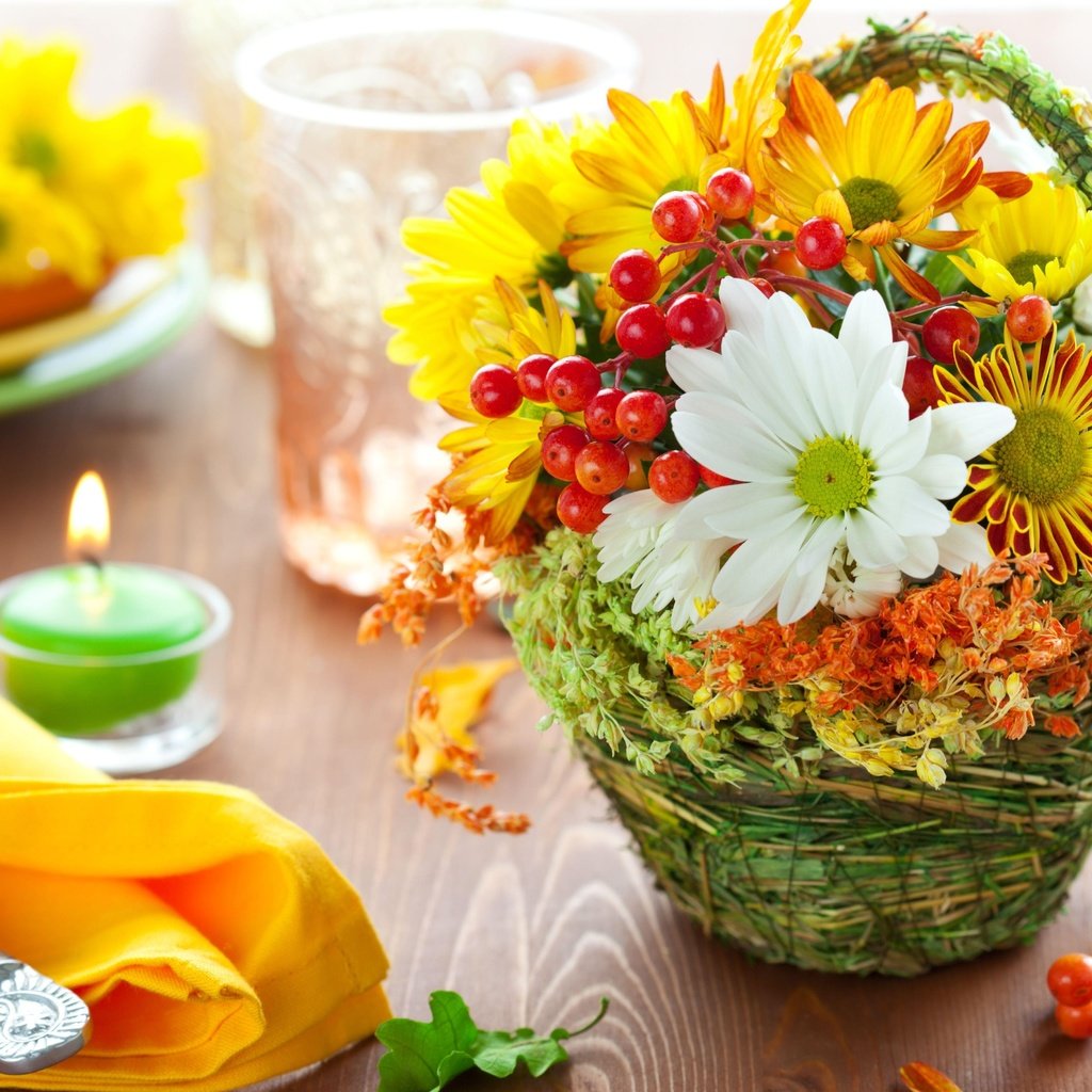 Обои цветы, свечи, букет, ягоды, хризантемы, сервировка, корзины, flowers, candles, bouquet, berries, chrysanthemum, serving, basket разрешение 5380x3600 Загрузить
