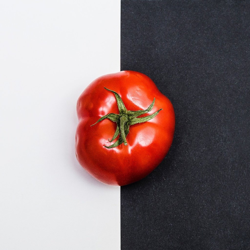 Обои фон, красный, овощи, помидор, томат, черно-белый фон, background, red, vegetables, tomato, black-and-white background разрешение 2880x1920 Загрузить