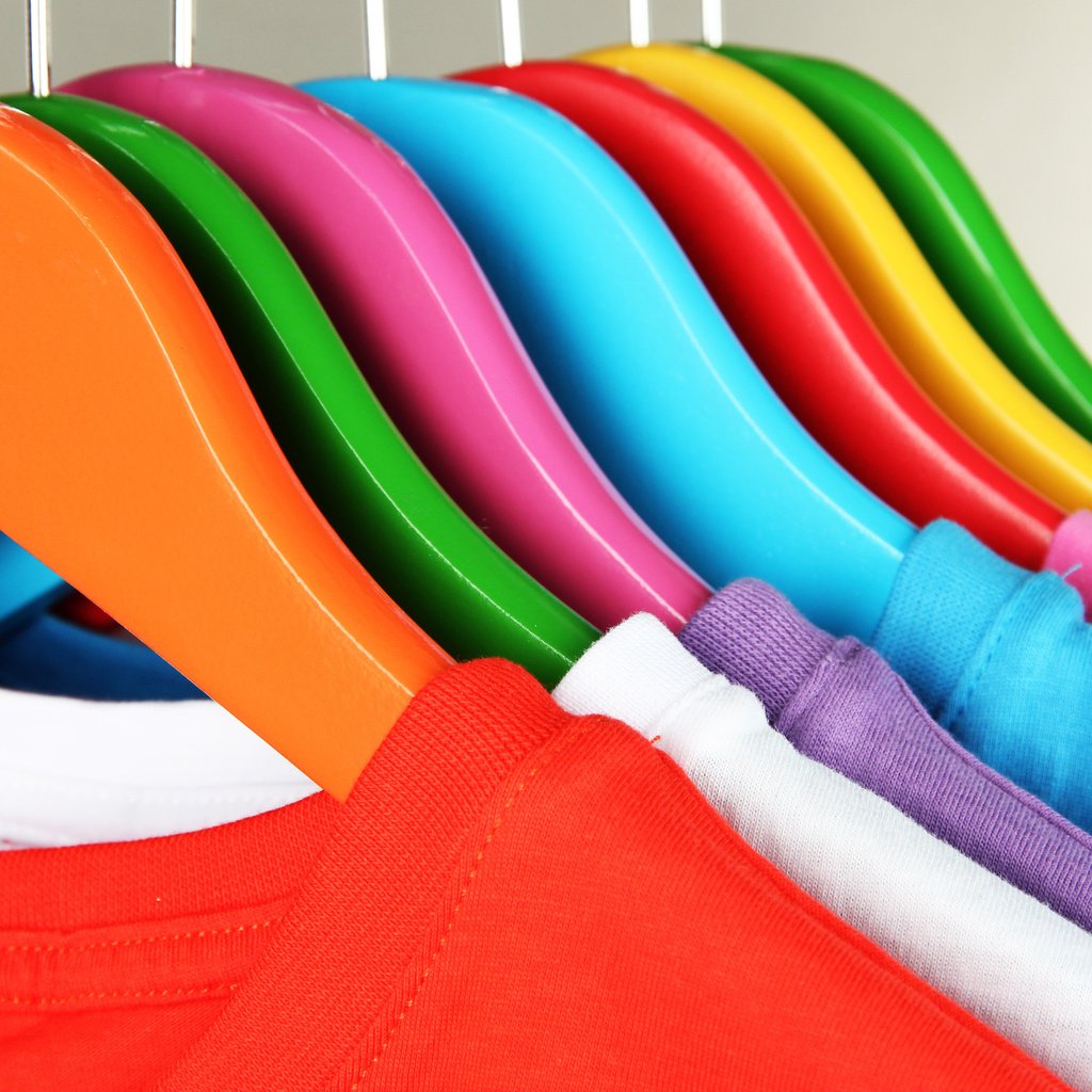 Обои одежда, окрас, вешалки, футболки, clothing, color, hanger, t-shirt разрешение 3840x2400 Загрузить