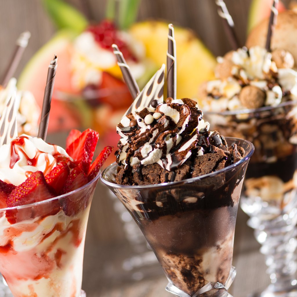 Обои орехи, мороженое, клубника, ягоды, шоколад, сладкое, десерт, nuts, ice cream, strawberry, berries, chocolate, sweet, dessert разрешение 3840x2400 Загрузить
