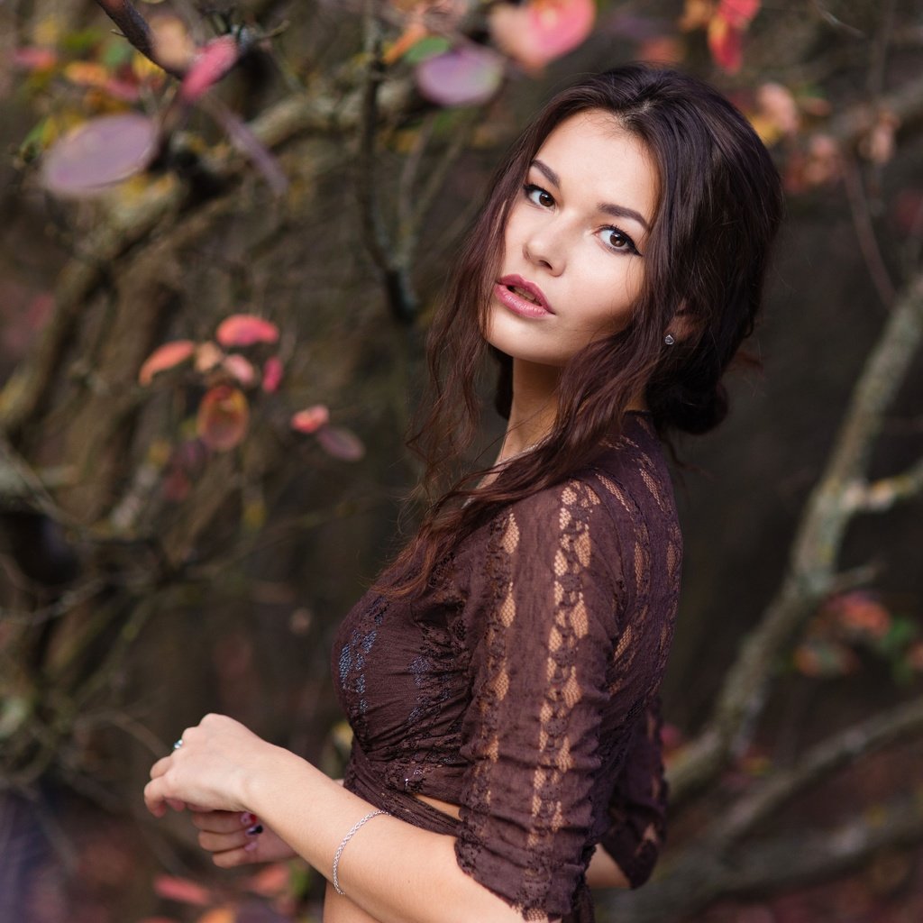 Обои природа, девушка, ветки, взгляд, осень, позирует, nature, girl, branches, look, autumn, posing разрешение 4686x3517 Загрузить