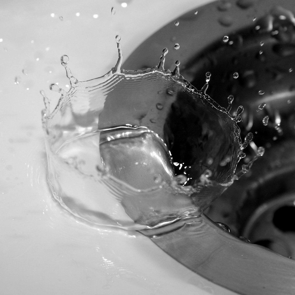 Обои вода, капли, чёрно-белое, брызги, всплеск, раковина, water, drops, black and white, squirt, splash, sink разрешение 2560x1600 Загрузить