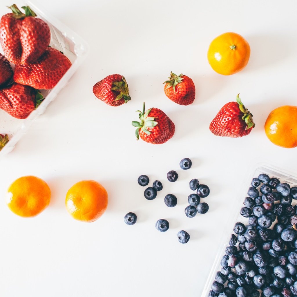 Обои фрукты, клубника, ягоды, черника, мандарины, fruit, strawberry, berries, blueberries, tangerines разрешение 1950x1300 Загрузить