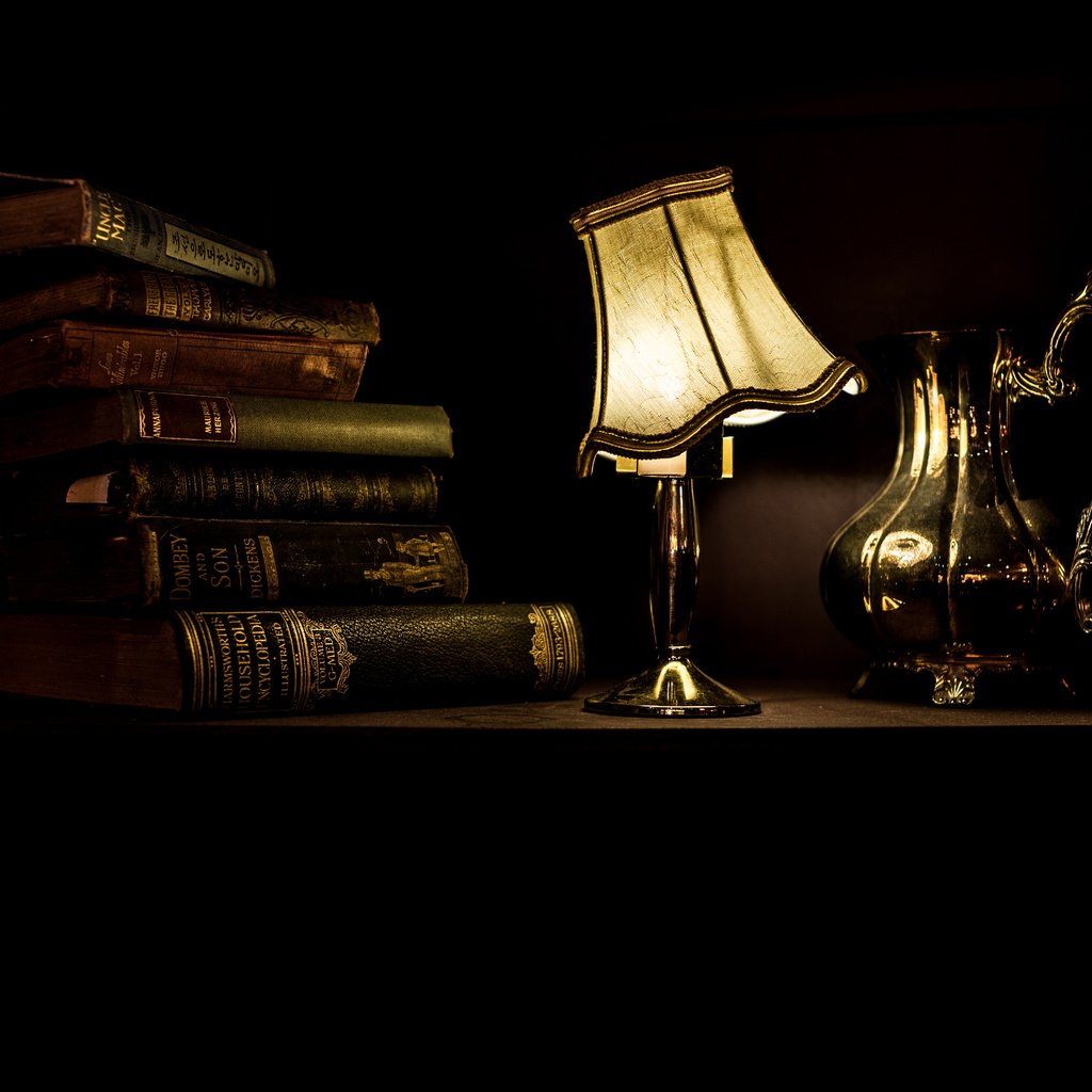 Обои свет, лампа, книги, черный фон, кувшин, light, lamp, books, black background, pitcher разрешение 5429x4016 Загрузить