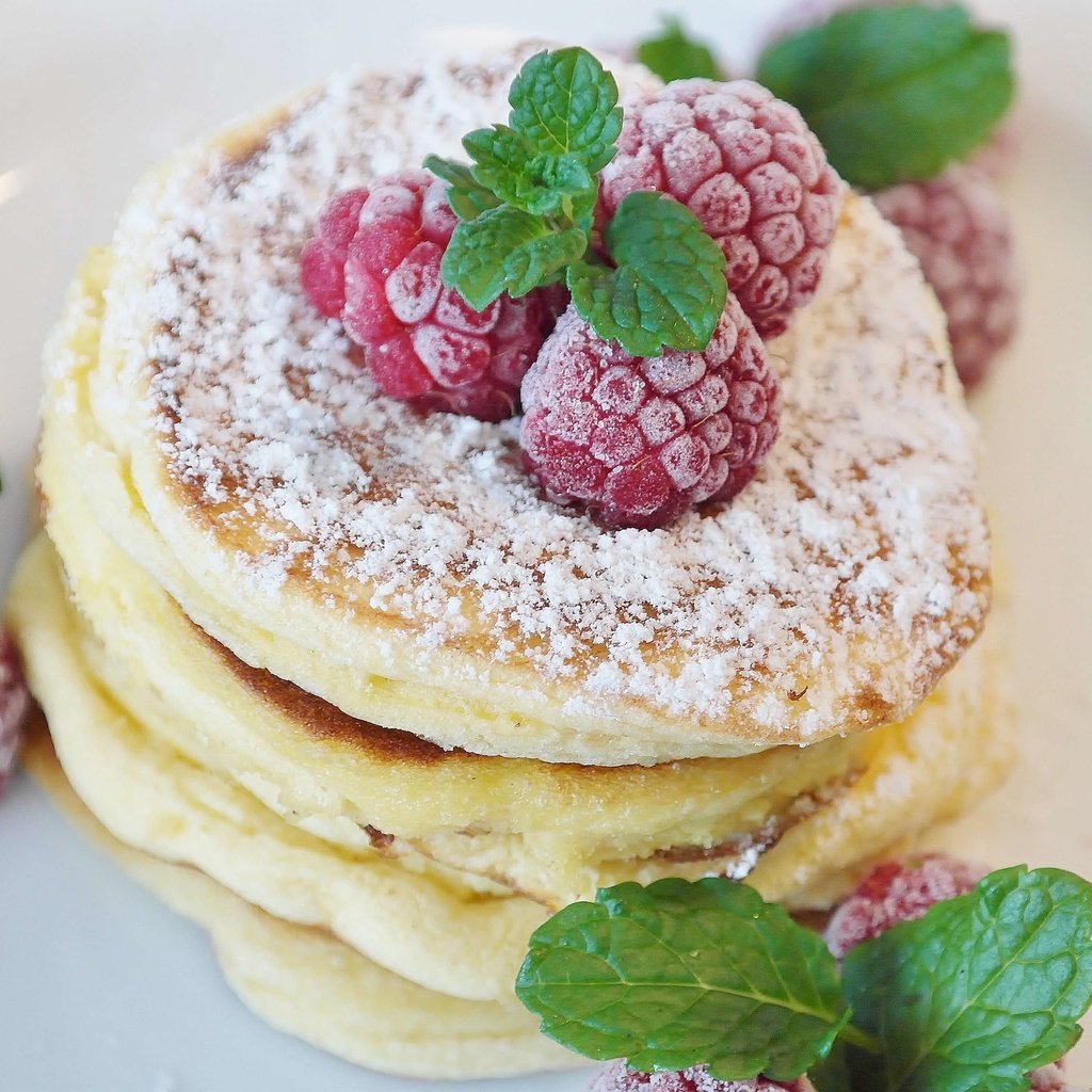 Обои мята, малина, ягоды, сахарная пудра, блины, оладьи, mint, raspberry, berries, powdered sugar, pancakes разрешение 4853x3071 Загрузить