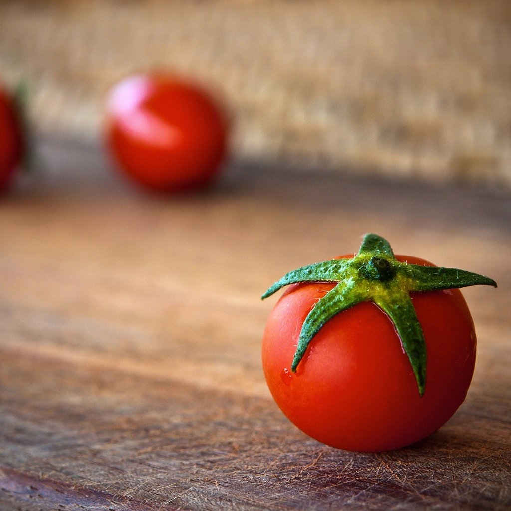 Обои овощи, помидоры, томаты, деревянная поверхность, vegetables, tomatoes, wooden surface разрешение 3000x1930 Загрузить