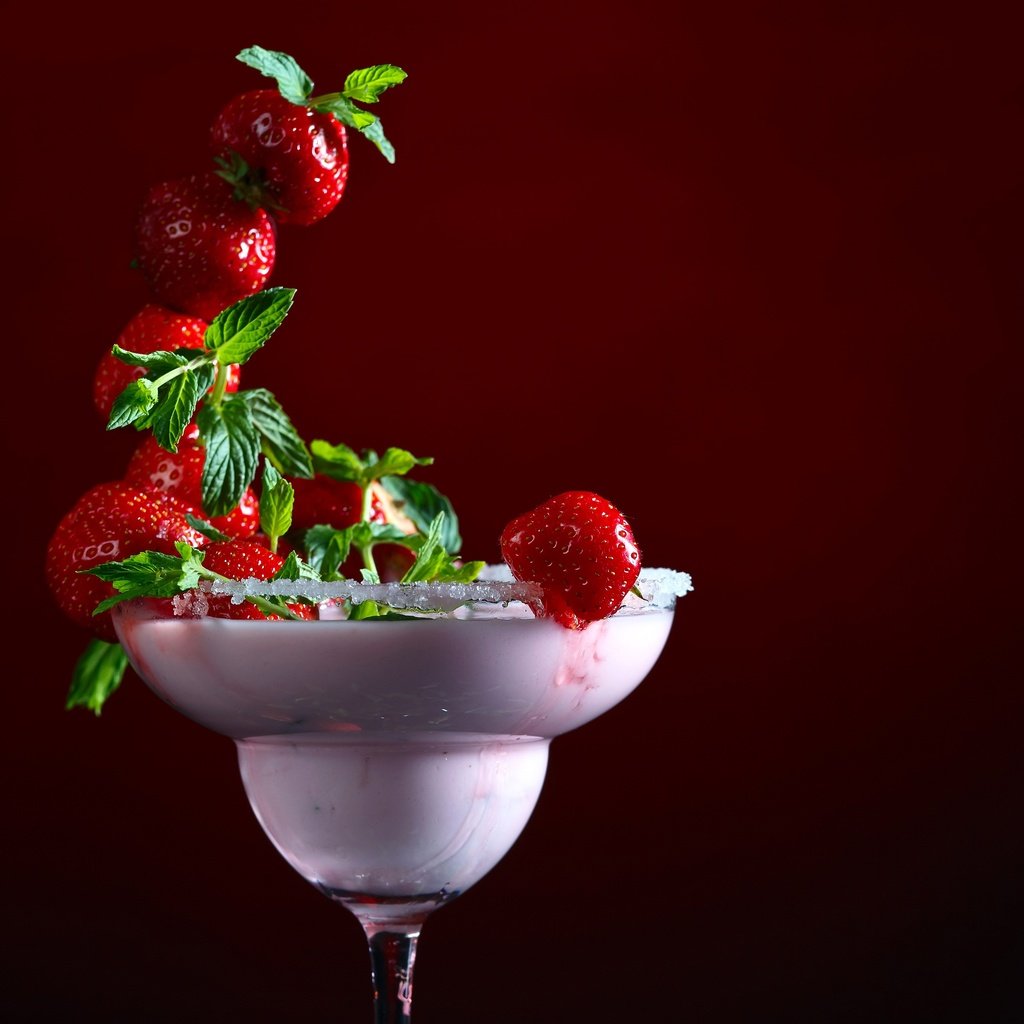 Обои листья, ягода, клубника, бокал, коктейль, leaves, berry, strawberry, glass, cocktail разрешение 3584x2942 Загрузить