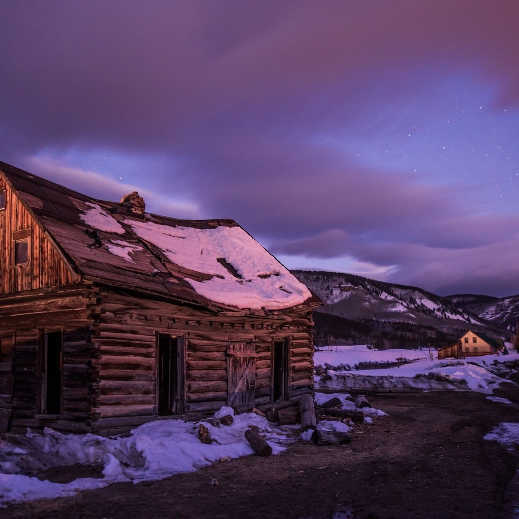 Обои небо, ночь, снег, зима, звезды, дом, изба, заброшенный, the sky, night, snow, winter, stars, house, hut, abandoned разрешение 2048x1204 Загрузить