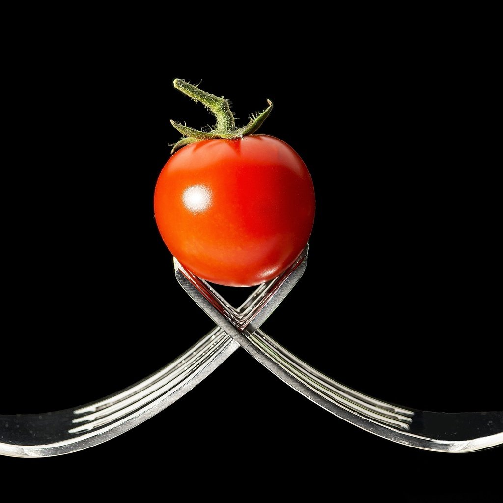 Обои черный фон, овощи, вилки, помидор, томат, black background, vegetables, fork, tomato разрешение 3701x2504 Загрузить
