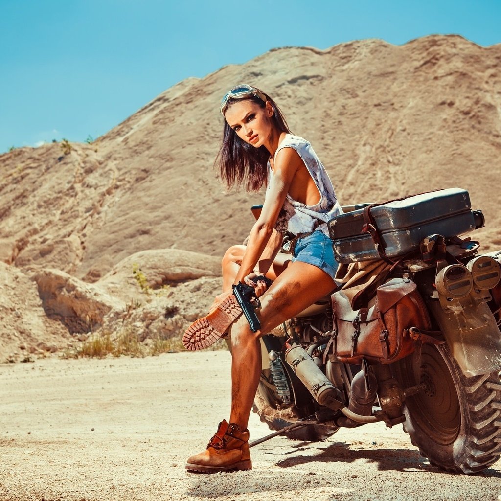 Обои девушка, оружие, песок, брюнетка, пистолет, модель, ноги, мотоцикл, girl, weapons, sand, brunette, gun, model, feet, motorcycle разрешение 2048x1365 Загрузить