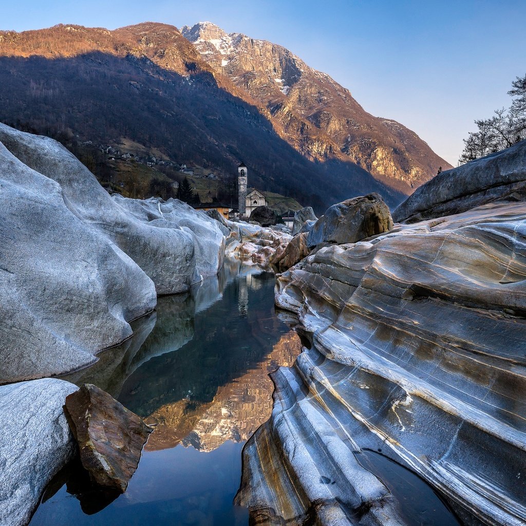 Обои озеро, тичино, горы, лавертеццо, скалы, verzasca river, швейцария, скалы-, башня, церковь, долина верзаска, verzasca valley, река верзаска, the verzasca river, lake, ticino, mountains, lavertezzo, rocks, switzerland, tower, church, valley verzasca разрешение 2048x1173 Загрузить