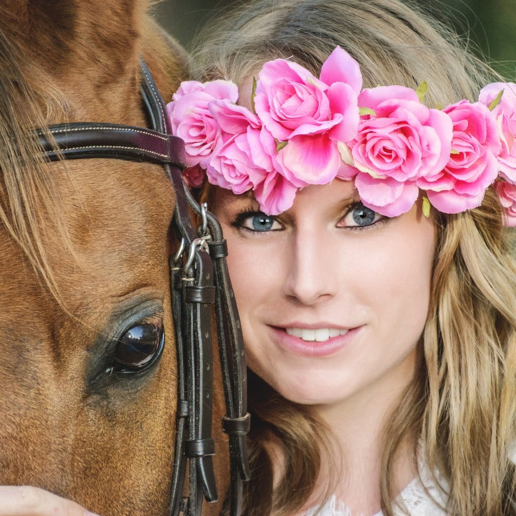 Обои цветы, лошадь, девушка, настроение, улыбка, взгляд, лицо, конь, венок, wreath, flowers, horse, girl, mood, smile, look, face разрешение 3600x2400 Загрузить