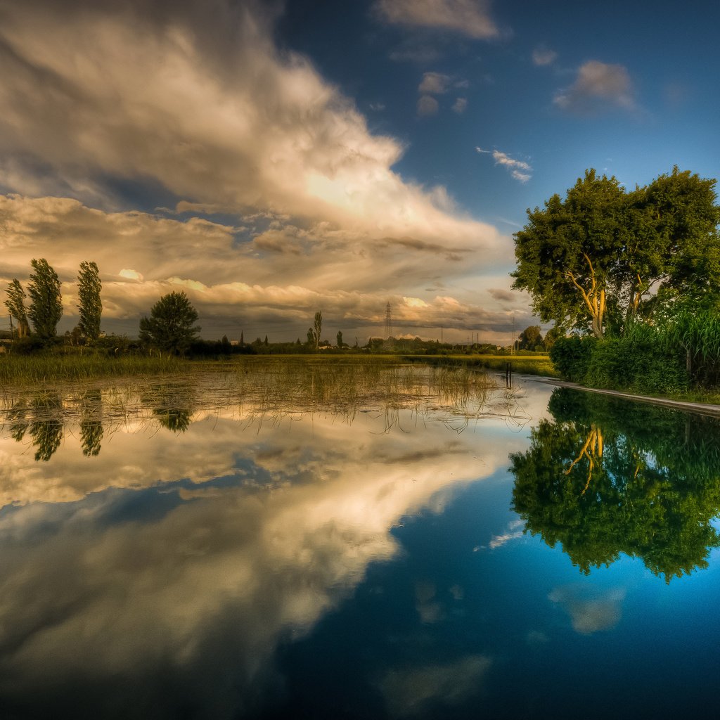 Обои небо, трава, облака, деревья, вода, река, отражение, the sky, grass, clouds, trees, water, river, reflection разрешение 2048x1363 Загрузить