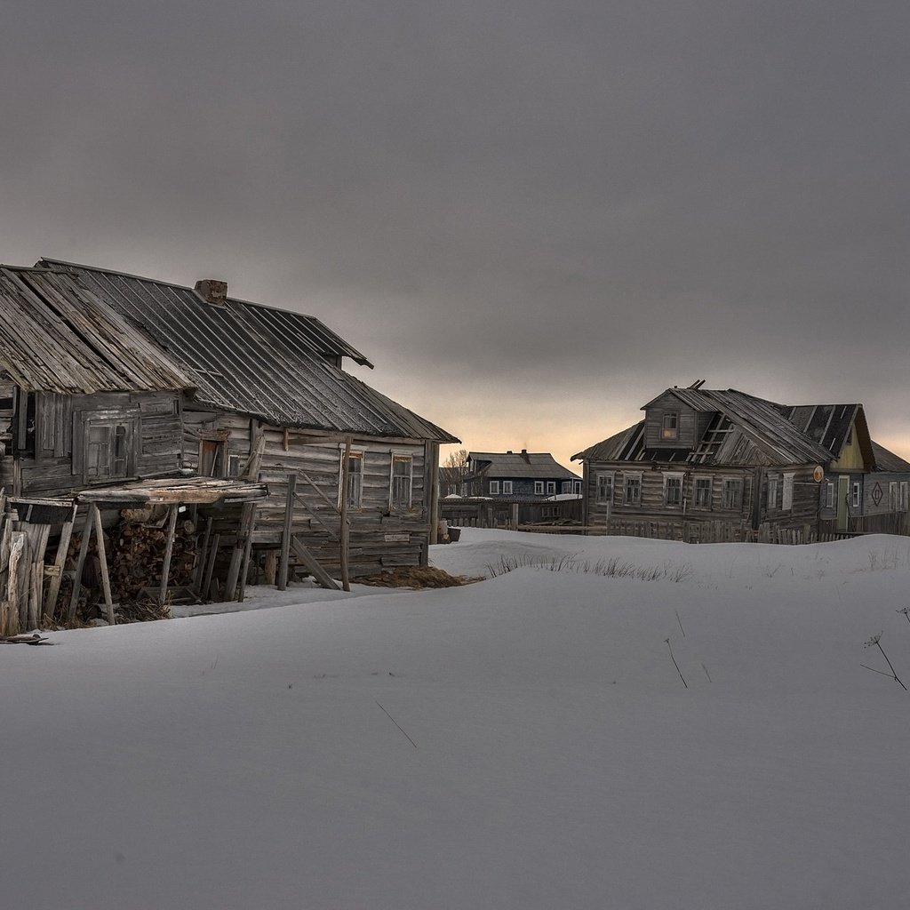 Обои снег, зима, утро, деревня, дома, церковь, мурманская область, snow, winter, morning, village, home, church, murmansk oblast разрешение 2390x1400 Загрузить