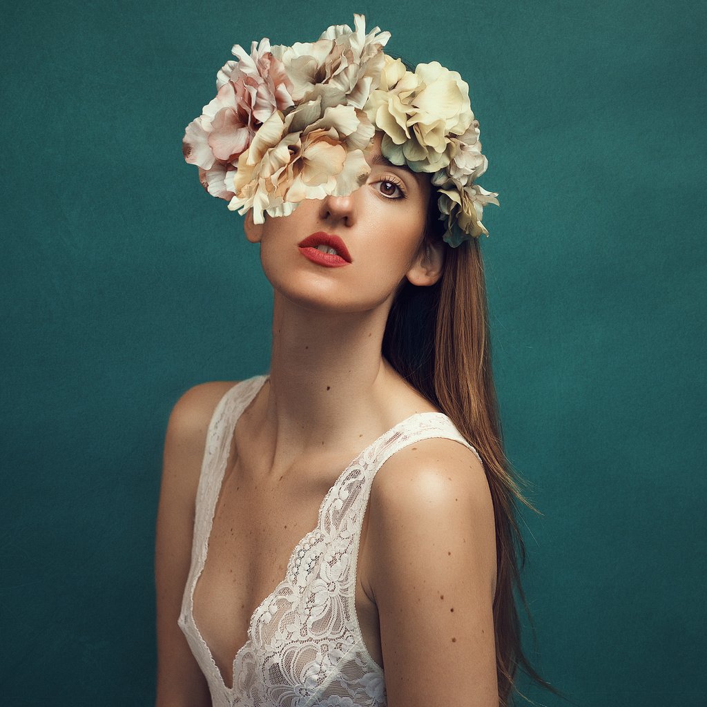 Обои цветы, девушка, фон, поза, губы, лицо, длинные волосы, mara saiz, flowers, girl, background, pose, lips, face, long hair разрешение 2048x1365 Загрузить