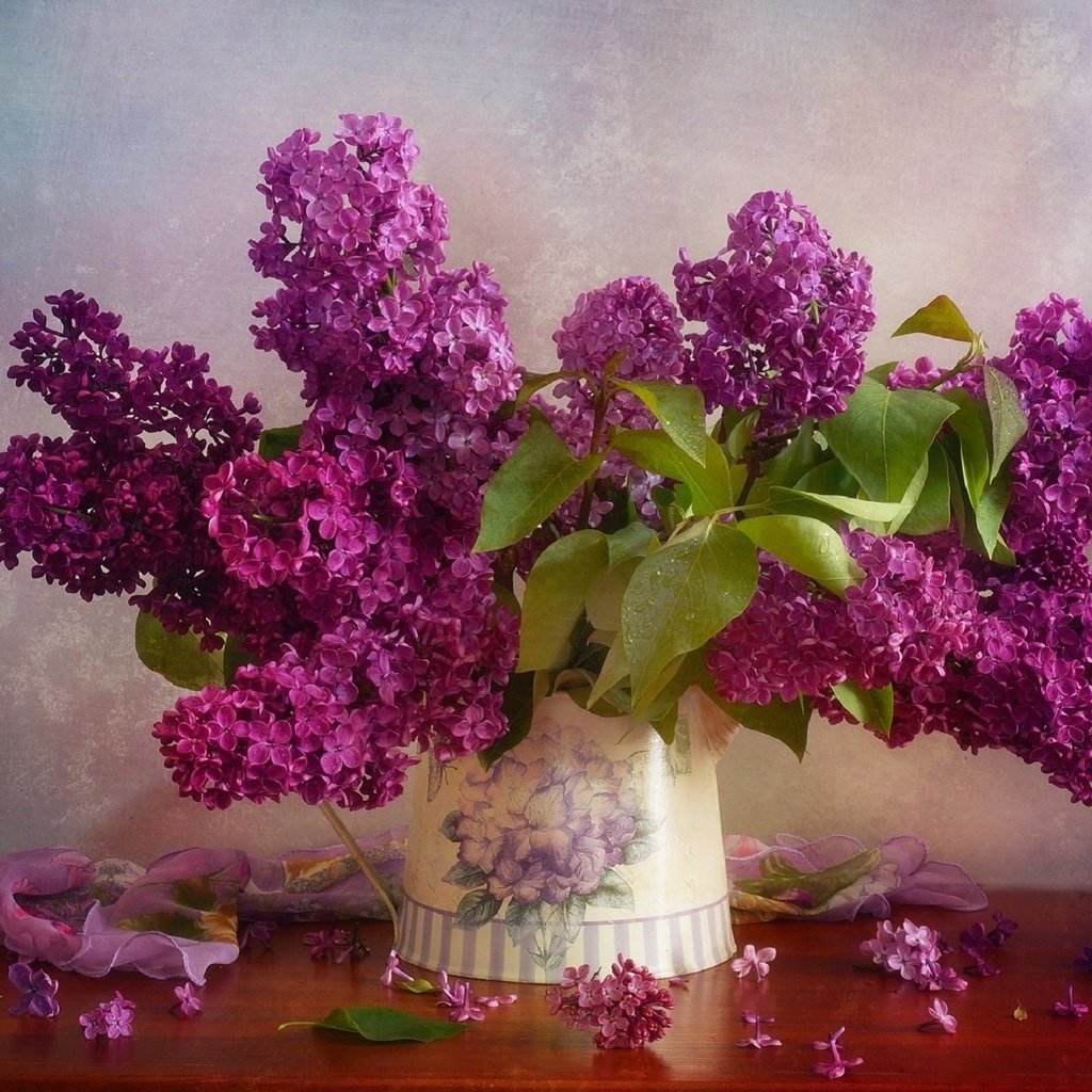 Обои цветы, ветки, стол, букет, ваза, сирень, натюрморт, juli eisner, flowers, branches, table, bouquet, vase, lilac, still life разрешение 1920x1228 Загрузить