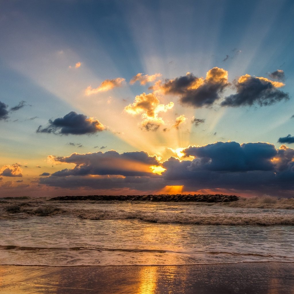 Обои небо, облака, закат, лучи, море, прибой, sergio gold, the sky, clouds, sunset, rays, sea, surf разрешение 2000x1326 Загрузить