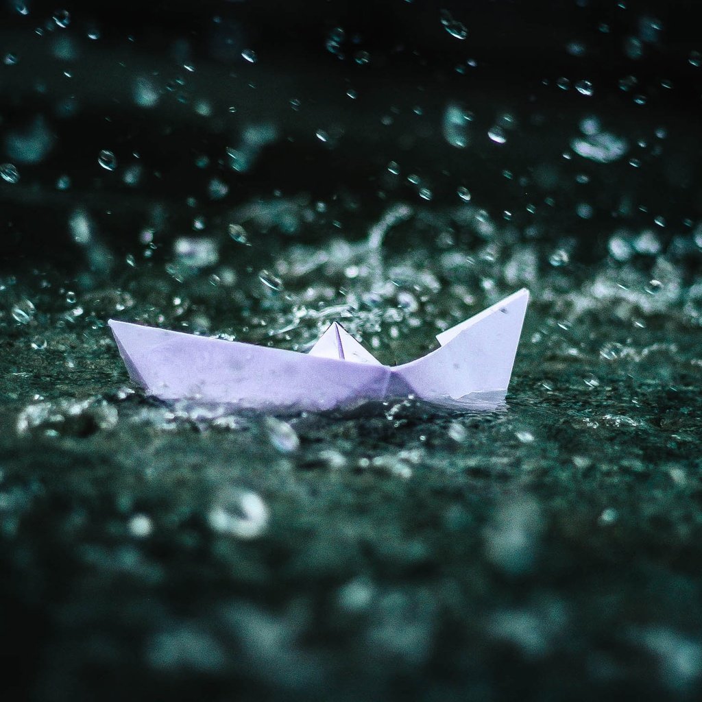 Обои вода, капли, дождь, оригами, кораблик, бумажный кораблик, water, drops, rain, origami, boat, paper boat разрешение 2592x1456 Загрузить